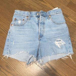 Levi’s ribcage shorts in “tango pulse”